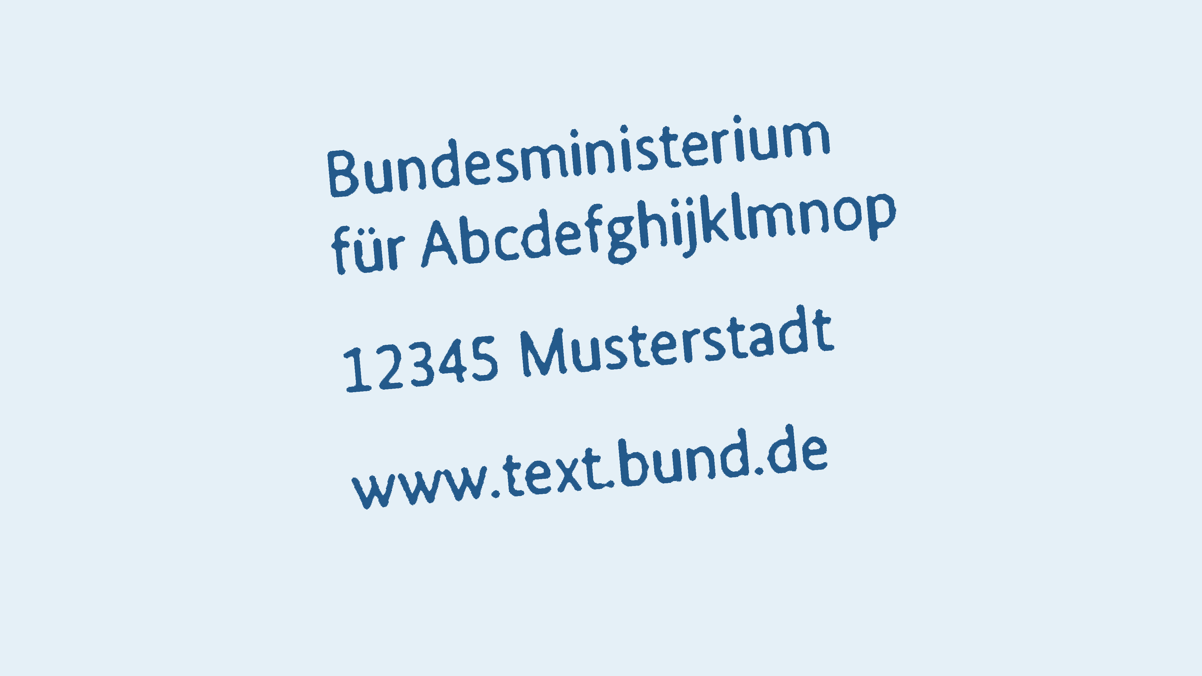 Musterbeispiel Freistempler: Blauer Textblock leicht schräg gestellt mit vier Zeilen: Bundesministerium, für Abcd, 12345 Musterstadt, www.text.bund.de.